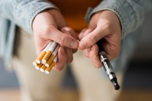 Zigaretten werden einer E-Zigarette entgegengestellt